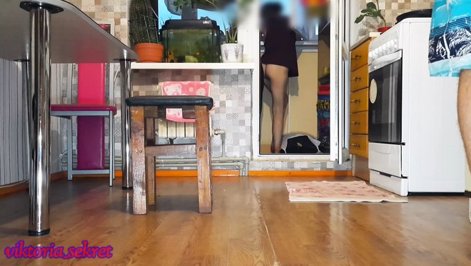 Ukraynalı Karı, En Iyi Arkadaşını Ev Yapımı Cuckold Videosunda Baştan Çıkarıyor