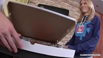 Pizza Teslimat Kızı, Hizmete Ekstra Heyecan Katıyor