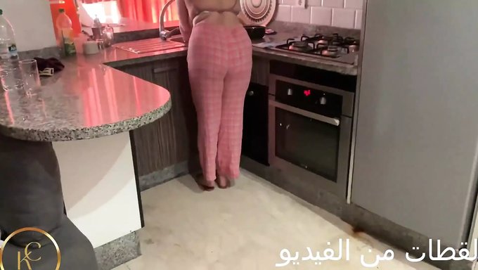 Büyük Doğal Göğüslere Sahip Olgun Faslı Kadın Nüfuz Ediliyor