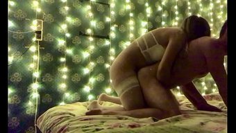 Kocaman Doğal Memeli Ateşli Bir Dominatrix, Sevgilisinin Götünü Yalamasından Orgazm Oluyor.