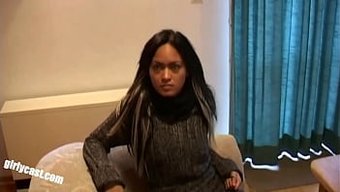 Genç Smya, Bir Cuckold Deneyinde Sakso Çekiyor