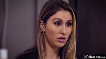 Seksi Bebek, Erkeğini Domine Etmek Için Bir Seks Oyuncağı Kullanıyor Bu Ateşli Videoda.