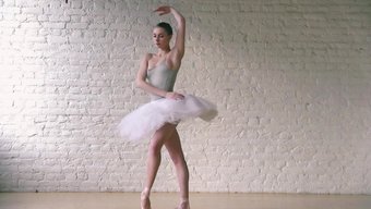 Bu Şehvetli Videoda Avrupalı Bebeklerin Bale Kıyafetlerini Izleyin