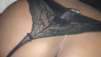 Siyah Ebony Güzeli Cul'U Emerek Boşaltıyor