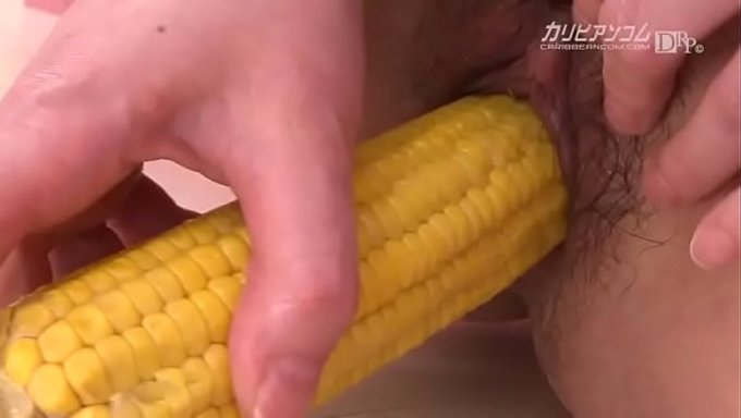 Ateşli Milf, Kocasının Önünde Bir Aygır Tarafından Delikleri Yalanıyor.