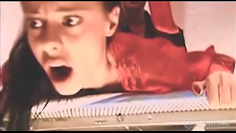 Olivia De Treville'In Müzik Videosu: Erkek Organına Bir Saygı