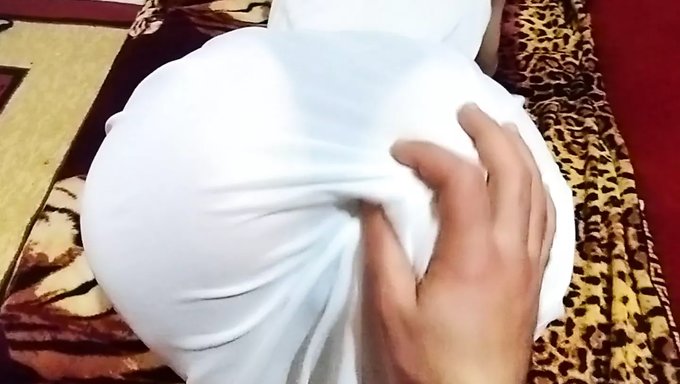 Milf Ve Genç Kız, Gloryhole Videosunda Popolarını Tokatlıyorlar
