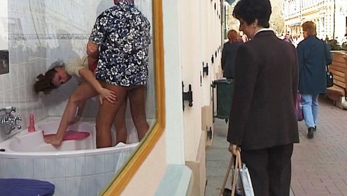 Alman Genç Kızın Sıkı Götü Halka Açıkta Beceriliyor