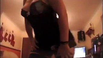 Çekici Yaşlı Kadın Soyunuyor Ve Kamerada Kıvrımlı Arka Ucunu Sergiliyor