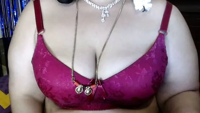 Asyalı Milf Çıplak Soyunup Dans Ediyor