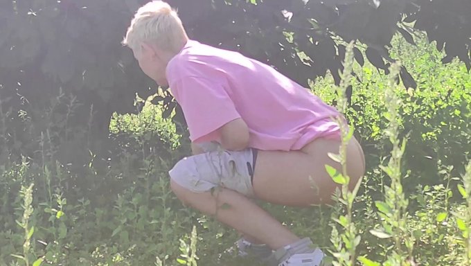 Gizli Kamera Amatör Milf Ve Genç Kızın Halka Açıkta Işemesini Yakalıyor