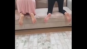 Türk Güzeli Sıcak Porno Videosunda Yaramaz Oluyor