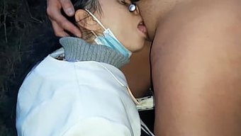 Halka Açık Bir Plajda Ağızda Boşalma Ve Cunnilingus - Lezbiyen Illüzyon Kızları