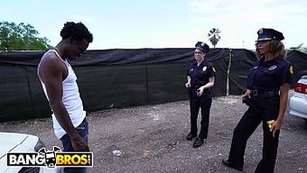 Büyük Siyah Yaraklı Haydut, Süper Seksi Kadın Polisler Tarafından Yakalanıyor
