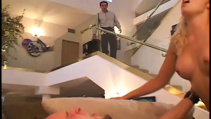 Çalışanın Cezası, Patronuna El Işi Yaparken Onun Testislerini Emmeyi Içeriyor