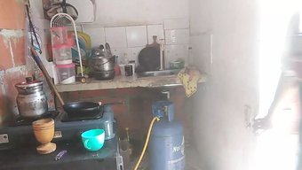 Arap Genç, Küçük Göğüslü Ve Büyük Popolu Üvey Kardeşi Tarafından Şımartılıyor