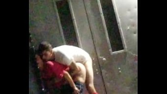 Ev Yapımı Videoda Milf Bir Creampie Alıyor