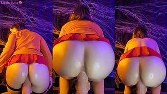 Velma Büyük Poposunu Sergiliyor Ve Sıcak Bir Videoda Büyük Bir Yarrağı Sürüyor