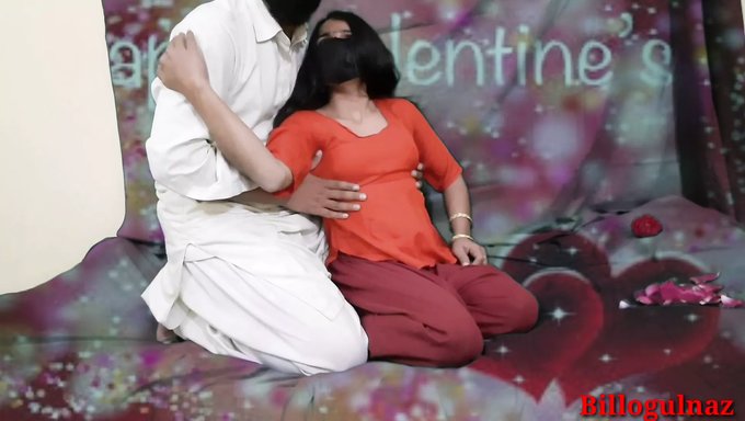 Sevgililer Günü'Nü Üvey Abisiyle Kutluyor