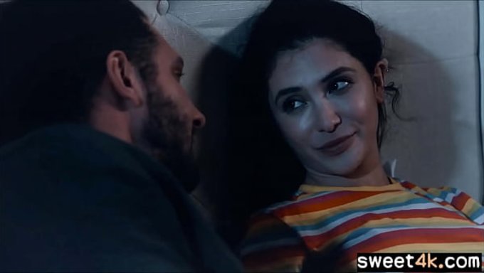 Ateşli Bir Kız, Mezun Olmadan Önce Hocasıyla Sikişiyor.