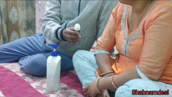 Büyük Popolu Hint Teyze, Yeni Başlayana Ilk Kez Anal Seks Nasıl Yapılacağını Gösteriyor