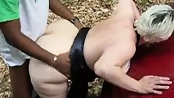 Kıvrımlı Bir Figüre Sahip Olgun Bir Kadın, Iri Siyah Bir Üyeden Zevk Alıyor