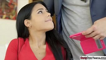 Esmer Porno Yıldızı Apolonia Sert Bir Şekilde Beceriliyor Ve Sert Bir Şekilde Boşalıyor