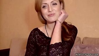 Minyon Esmer, Büyüleyici Iç Çamaşırlarıyla Canlı Web Kamerasında Performans Sergiliyor