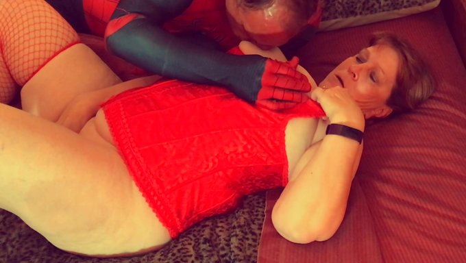 Profesyonel Gibi Boşalma: Büyükanne Carmen'In Cosplay Seansı