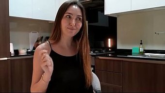 Üvey Annem Benim Için Yanıp Tutuşuyor Ve Mutfakta Aletimi Emecek.