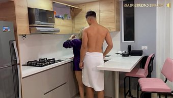 Minyon Kız Üvey Abisini Tahrik Ediyor Ve Onun Tarafından Sikişiyor.