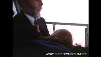 Yaşlı Bir Beyefendi Uçakta Oral Zevk Alıyor