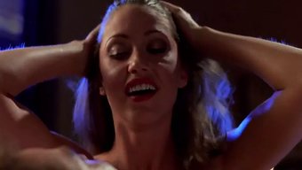 Shannon Elizabeth'In Bu Ince Ve Kahverengi Ünlünün Softcore Videosunda Izleyin
