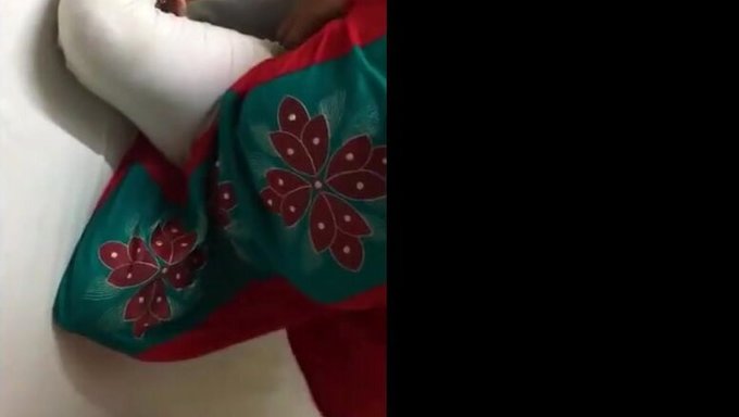 Bengalli Karısı Kocasının Arkadaşları Arasında Büyük Memelerini Sergiledi