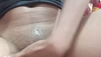 Hintli Genç Kızın Biseksüel Partnerleriyle Ev Yapımı Grup Seks Videosu