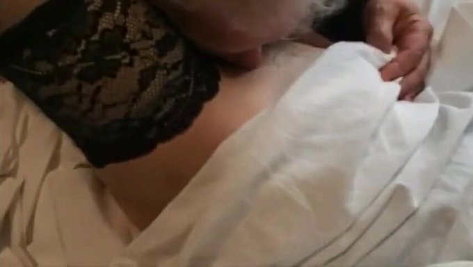 Sıcak Bir Italyan Milf Ile Eşinin Paylaşımının Heyecanını Yaşayın