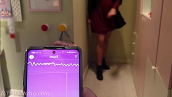 Fransız Güzeli Misscreamy, Kendini Tatmin Etmek Için Halka Açık Bir Vibratör Kullanıyor