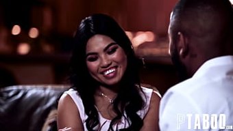 Minyon Asyalı Genç Cindy Starfall Ve Büyük Popolu Dillon Cox Sıcak Üçlü Yapıyorlar