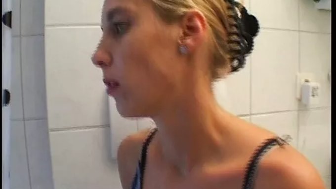 Sarışın Kız Duşta Kendini Tatmin Ediyor