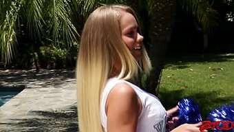 Göğüslü Cheerleader Sıcak Spermlerle Doluyor