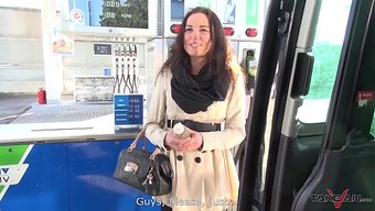 Bir Kız Arabada Bir Şoförle Eğleniyor, Bir Oral Taklit Ediyor.