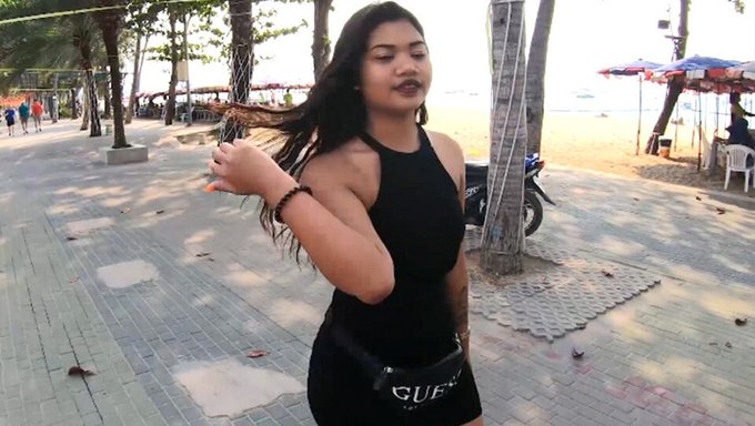 Büyük Yarrağı Olan Taylandlı Genç Ve Turist Amatör Porno Videosunda