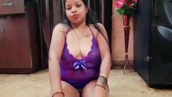 Seksi Asyalı Bayan Bikini Içinde Kıvrımlarını Sergiliyor