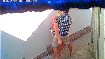 Amatör Çift, Cctv Kamerasında Açık Havada Amcık Sikişirken Yakalanıyor