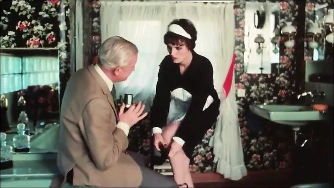 Retro Dede, Hizmetçiyi Eşiğine Götürmeden Önce Ona El Işi Yapıyor