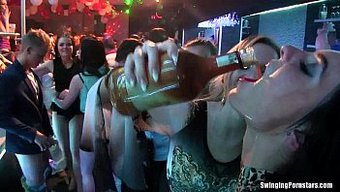 Erotik Videoda Grup Seks Ve Dans