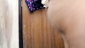 Genç (18+) Kız Hindi Videosunda Mastürbasyon Yapıyor Ve Kendini Parmaklıyor