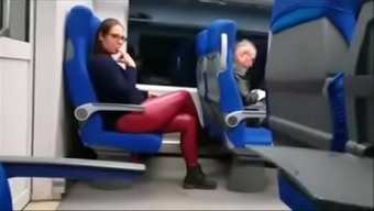 Bir Adam Bir Kızla Tanıştı Ve Ona Telefon Numarasını Verdi.