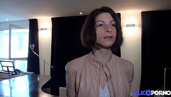 Milf Sandrine Sıkı Poposunu Anal Videoda Sergiliyor