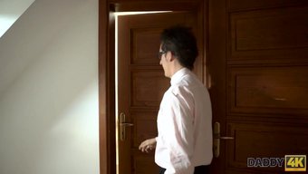 Yaşlı Adam Ve Genç Fahişe Yatak Odasında Sıcak Bir Buluşmanın Tadını Çıkarıyorlar